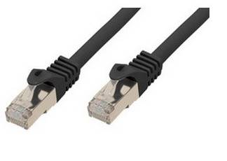 Zwei schwarze Ethernet-Netzwerkkabel mit RJ45-Steckern auf weißem Hintergrund.