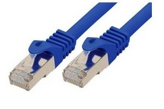 Zwei blaue Ethernet-Kabelstecker mit transparenten RJ45-Steckern auf weißem Hintergrund.