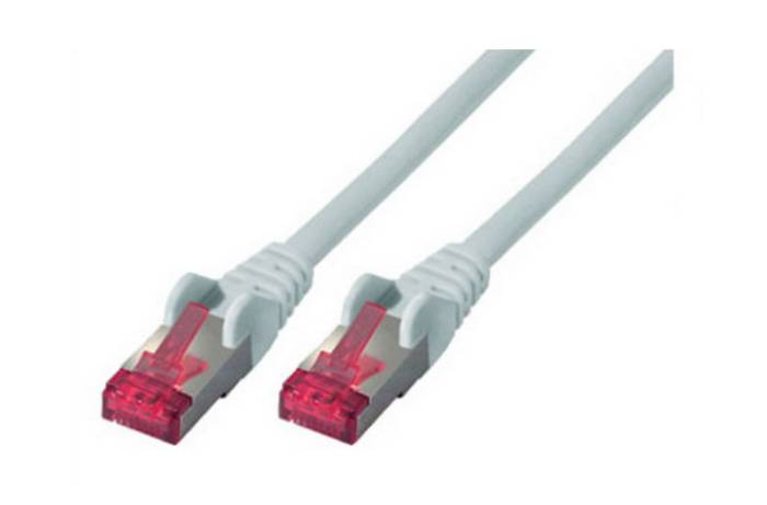 Zwei graue Ethernet-Netzwerkkabel mit roten RJ45-Steckern auf weißem Hintergrund.