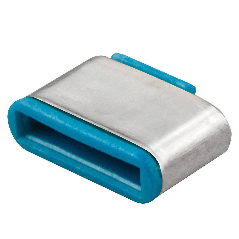 Nahaufnahme einer kleinen blau-silbernen Metallabdeckung oder Verschlusskappe für einen USB-Anschluss auf weißem Hintergrund.