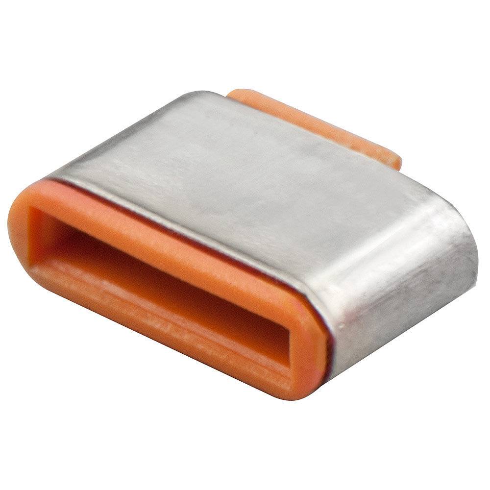 Kleine silberne Metallklammer mit orange-farbiger Kunststoffauskleidung, isoliert auf weißem Hintergrund dargestellt.