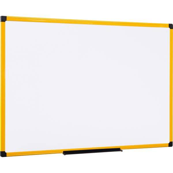 Leeres Whiteboard mit gelbem Rahmen und schwarzen Eckenkappen, auf einem Ständer vor weißem Hintergrund angezeigt.