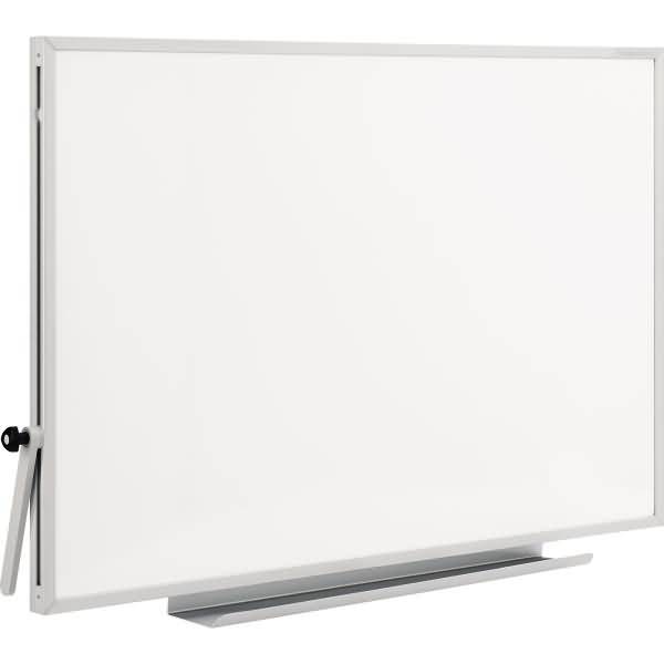 Ein leeres Whiteboard mit silbernem Rahmen und Ablage, auf einem Ständer befestigt, zum Schreiben oder für Präsentationen.
