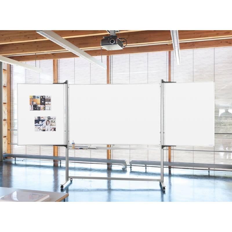 Leeres Klassenzimmer mit drei fahrbaren Whiteboards; das linke Board hat zwei kleine Collagebilder, während die mittleren und rechten Boards leer sind.