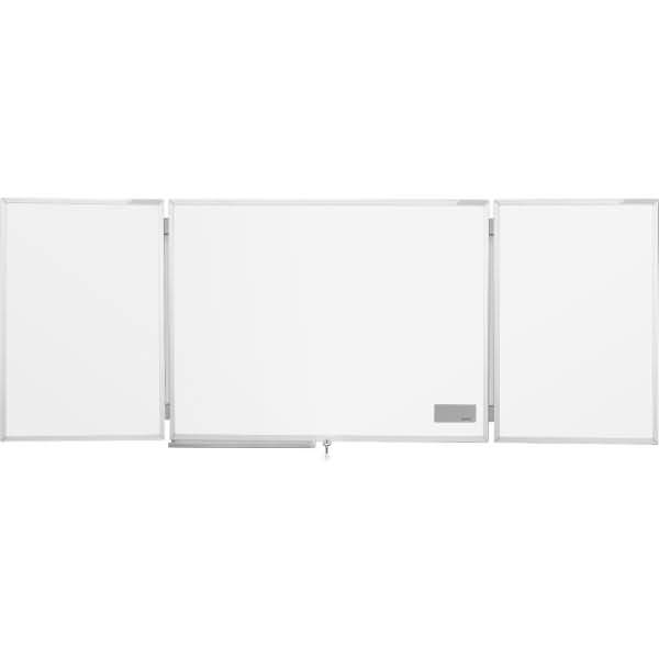 Whiteboard mit drei Paneelen mit einer großen zentralen Schreibfläche und zwei kleineren Seitenpaneelen, frontal vor weißem Hintergrund fotografiert.
