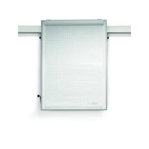 Flipchart-Notizblock auf einer wandmontierten Schiene, von vorne gezeigt mit leerem Rasterpapier und einer Metallleiste oben.