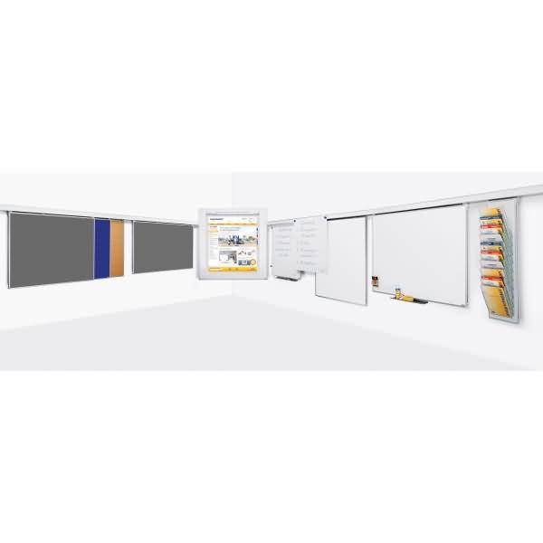 Eine Reihe von wandmontierter Anzeigetafeln und Schränken, einschließlich eines Monitors, eines Whiteboards und eines Dokumentenhalters, dargestellt in einer modernen Büro- oder Klassenzimmerumgebung.