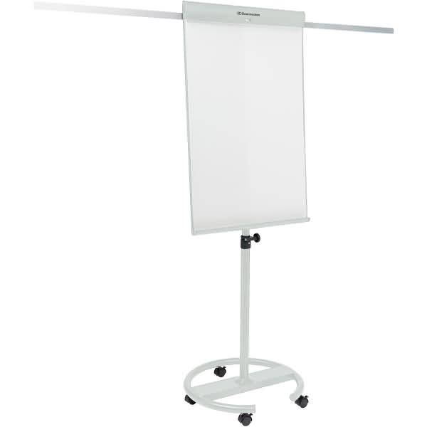 Mobiles Flipchart auf Rollständer mit leerem Schreibblock und horizontaler Papierleiste oben.