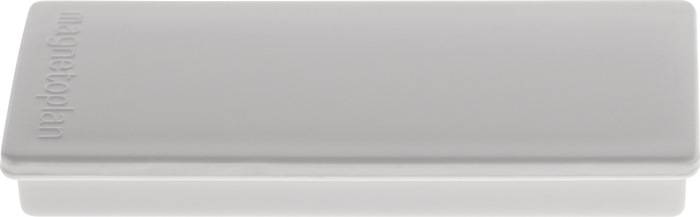 Eine schlichte weiße Wand mit einfacher Fußleiste.