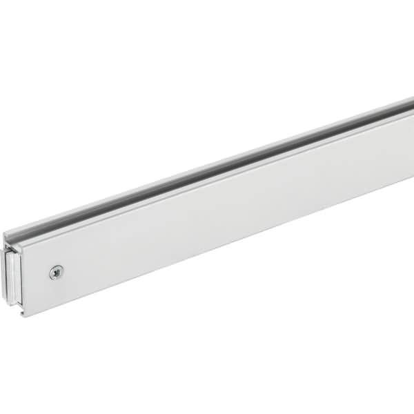 Langer Edelstahlmetallstab oder eine Schiene, diagonal auf weißem Hintergrund dargestellt, mit einer kleinen Schraube an einem Ende.