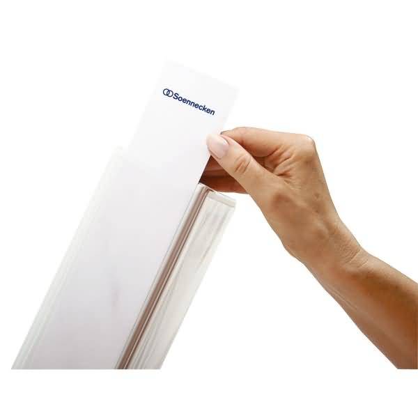 Hand, die einen weißen Soennecken-Ordner oder eine Dokumentenhülle mit einer klaren Tasche vor einem einfachen weißen Hintergrund hält.