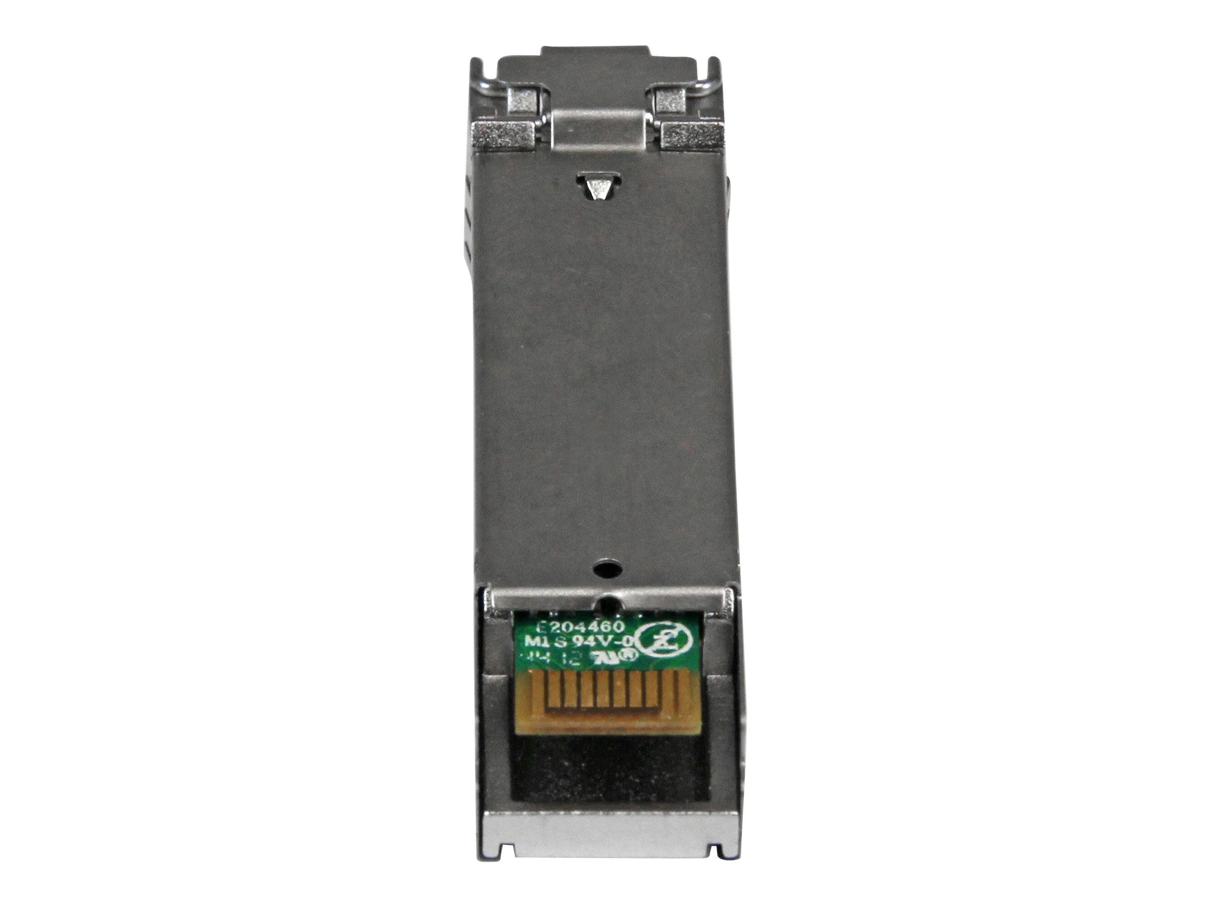 Frontansicht eines kleinen schwarzen elektronischen Moduls oder Netzwerk-Transceivers mit einem Goldstecker unten.