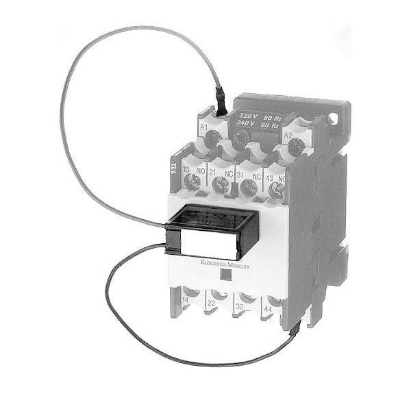 Ein Relaisgerät, das mit Kabeln an einen industriellen Schütz angeschlossen ist und zur Steuerung von Stromkreisen verwendet wird, mit sichtbaren beschrifteten Anschlüssen.