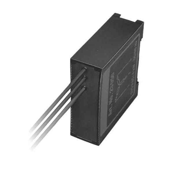 Eine rechteckige schwarze elektronische Komponente mit drei Drähten, die von einer Seite abstehen, wahrscheinlich für elektrische oder elektronische Schaltkreise verwendet.