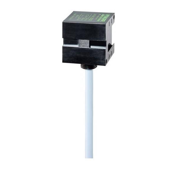 Schwarzer rechteckiger Sensor oder Schalter, der auf einem hellen vertikalen Stab vor einem schlichten weißen Hintergrund montiert ist.