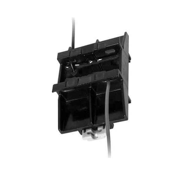 Eine Nahaufnahme eines schwarzen Kabelbaum-Verbinders mit Kabeln, die von seinen Seiten abstehen, verwendet in elektronischen oder automotive Anwendungen.