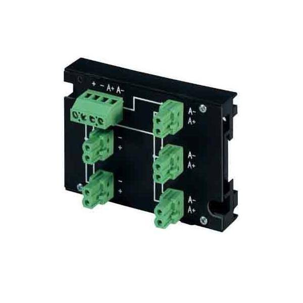 Ein schwarzer Anschlussblock mit mehreren grünen Steckverbindern, gekennzeichnet mit '+' und '–' Zeichen, verwendet für Verdrahtung und elektrische Verbindungen.