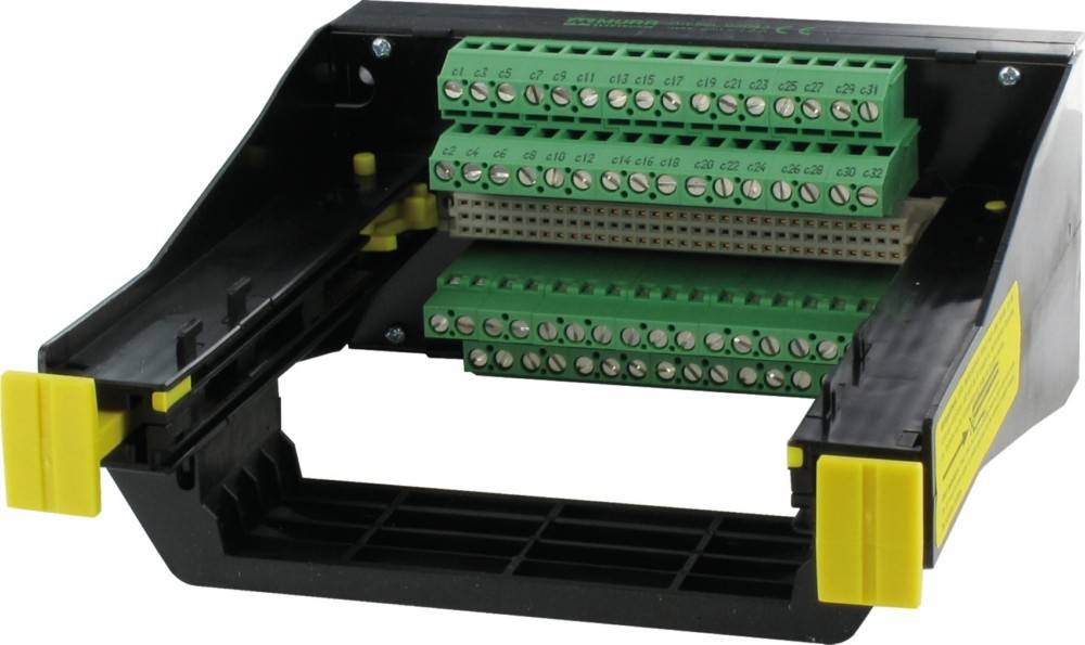 Klemmleiste mit grünen Klemmverbindern, die auf einem schwarzen Rahmen montiert ist; verwendet für elektrische Verbindungen in Schaltschränken oder Geräten.
