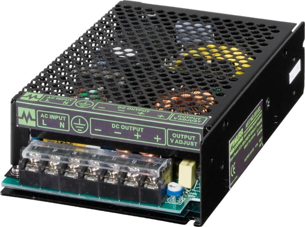 Eine schwarze, belüftete Netzteileinheit mit sichtbaren Komponenten im Inneren und beschrifteten Anschlüssen für AC-Eingang, DC-Ausgang und Spannungseinstellung.