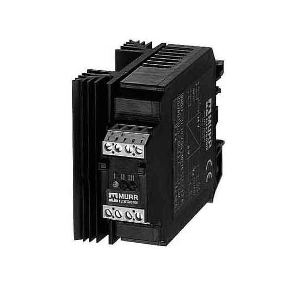 Ein schwarzes industrielles Relaismodul mit Klemmverbindungen und belüfteten Seiten, versehen mit dem Logo 'Murr Elektronik' auf seiner Vorderseite.