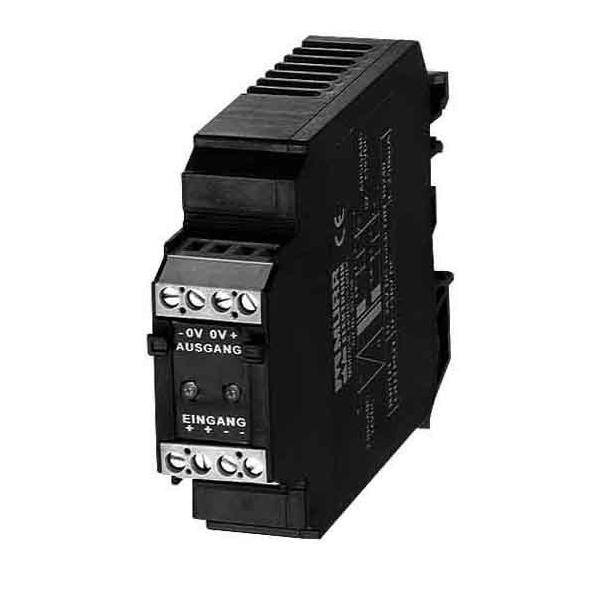 Schwarzes elektrisches Gerät mit Beschriftungen 'Eingang' und 'Ausgang'. Anschlüsse sind auf der Frontseite sichtbar.