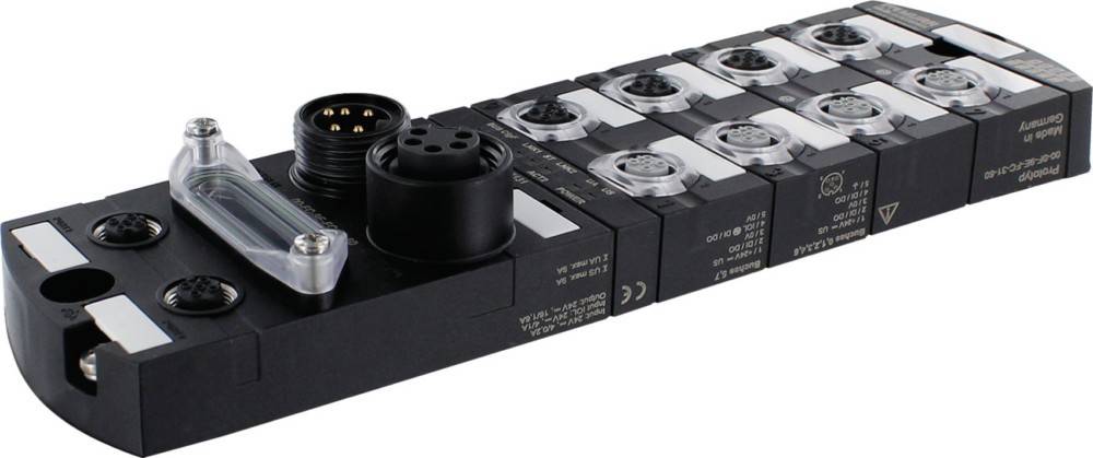 Eine Reihe von schwarzen elektronischen Anschlüssen mit verschiedenen Steckerausführungen, beschriftet mit technischen Spezifikationen, auf weißem Hintergrund.