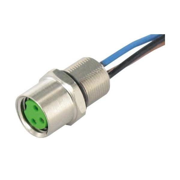 Kleines Metall-Frontplattenstecker mit grünem Einsatz und zwei angebrachten Drähten auf weißem Hintergrund