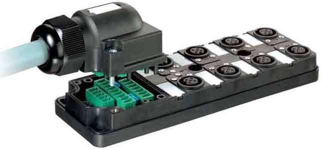 Eine elektronische Komponente mit mehreren Anschlüssen und grünen Anschlussklemmen, die zum Verbinden und Verwalten von Verdrahtungsverbindungen in einem System verwendet wird.