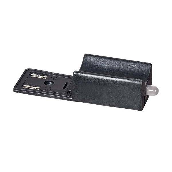 Ein schwarzes elektrisches Bauteil mit einer flachen Basis und zwei Metallkontakten. Es scheint ein Sicherungshalter oder Batteriehalter zu sein.