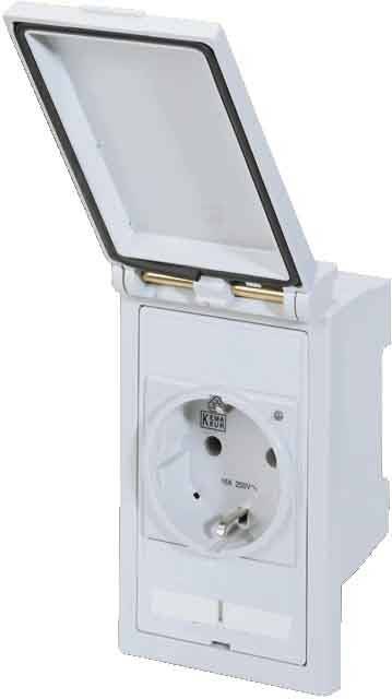 Eine weiße, wandmontierte elektrische Steckdose mit offener Schutzabdeckung. Die Steckdose ist vom europäischen Schuko-Typ und mit 'KEMA KEUR' gekennzeichnet.