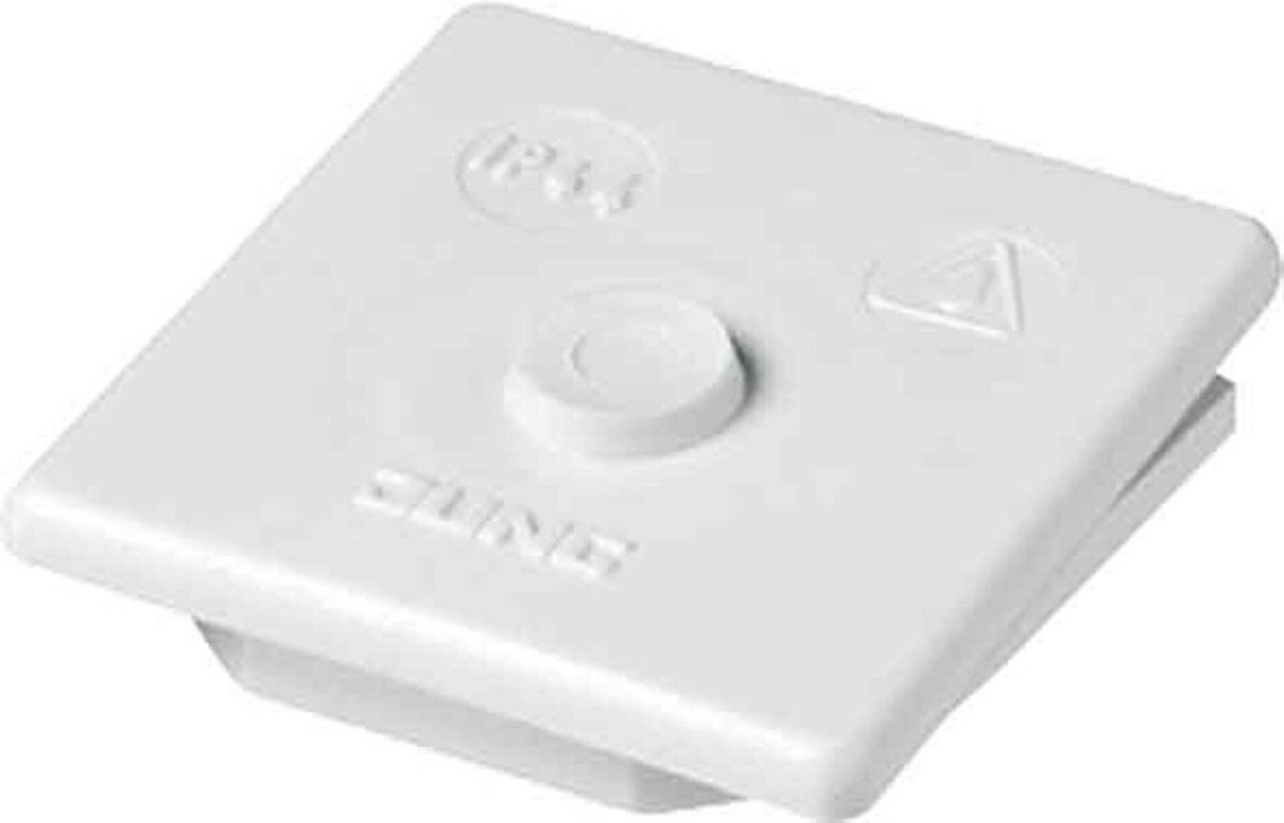 Ein weißes, quadratisches Plastikbauteil mit einer zentralen Taste und geprägten Markierungen, einschließlich der Aufschrift 