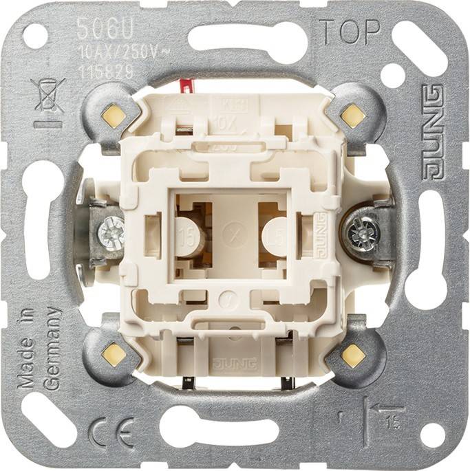 Eine Nahaufnahme eines elektrischen Unterputzdosenrahmens, die Kabellöcher, Schraubenaussparungen und Markierungen einschließlich 
