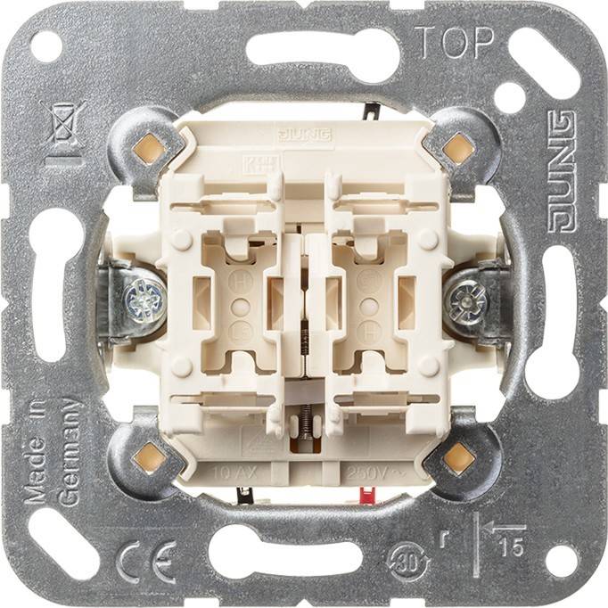 Elektrische Wandschalter-Basis mit Metallrahmen und Aufschrift „Made in Germany