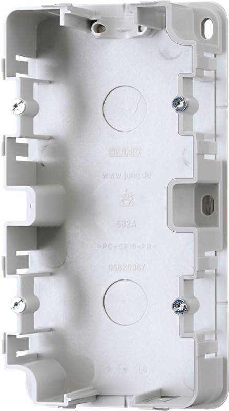 Eine Nahaufnahme eines JUNG-Elektroeinbaurahmens, die Schrauben und Schlitze zum Befestigen von Komponenten zeigt.