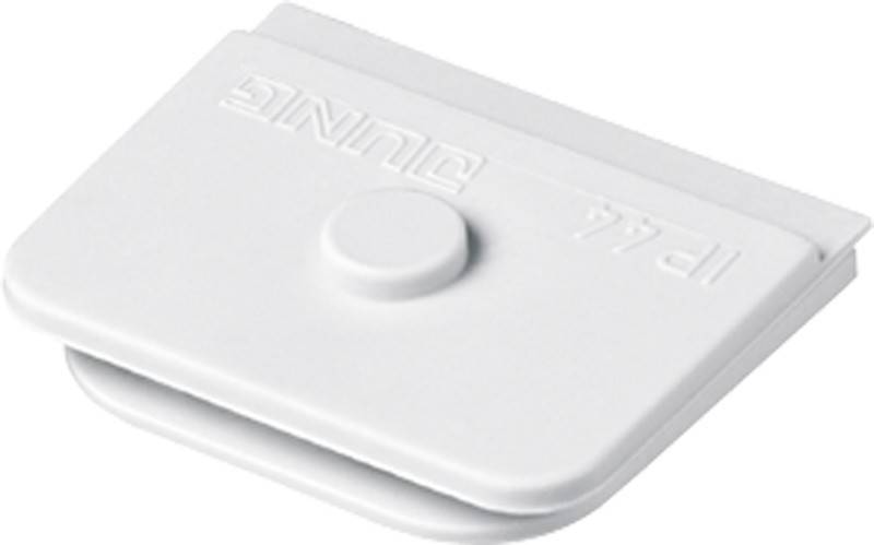 Ein weißer Dune PL-44 Abzeichen-Clip mit einem runden Befestigungselement oben und Text, der DUNE liest.