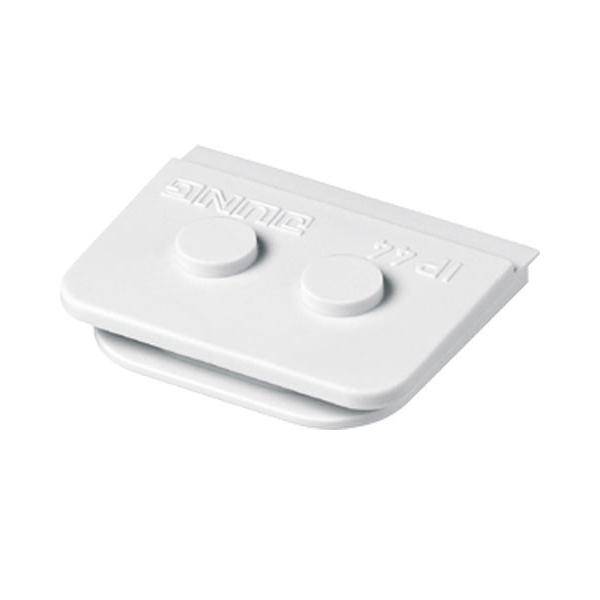 Ein weißer, rechteckiger Plastikclip mit zwei kreisförmigen Knöpfen oben. Er wird normalerweise zum Befestigen von Tischdecken oder ähnlichen Gegenständen verwendet.