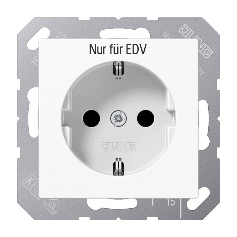 Weiße deutsche Wandsteckdose mit der Aufschrift 'Nur für EDV' auf einem Metallrahmen zur Wandmontage.