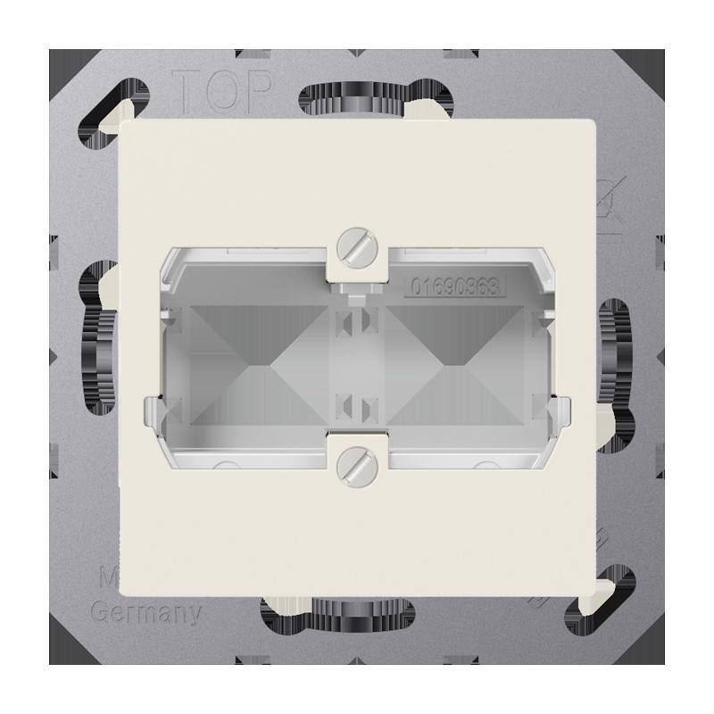 Eine beige elektrische Wandsteckdosenabdeckung mit quadratischer Form und zwei sichtbaren Befestigungslöchern, eingesetzt in einen metallischen Montagering.