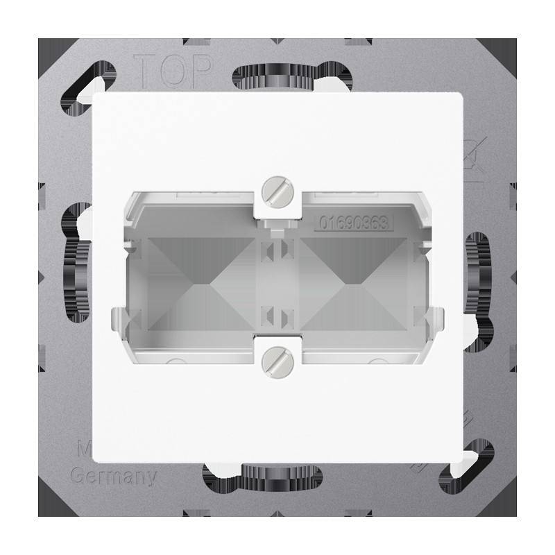 Eine quadratische elektrische Wandsteckdosenabdeckung mit einem Doppelsteckrahmen und Befestigungsschrauben, eingesetzt in einer silbernen Basis.