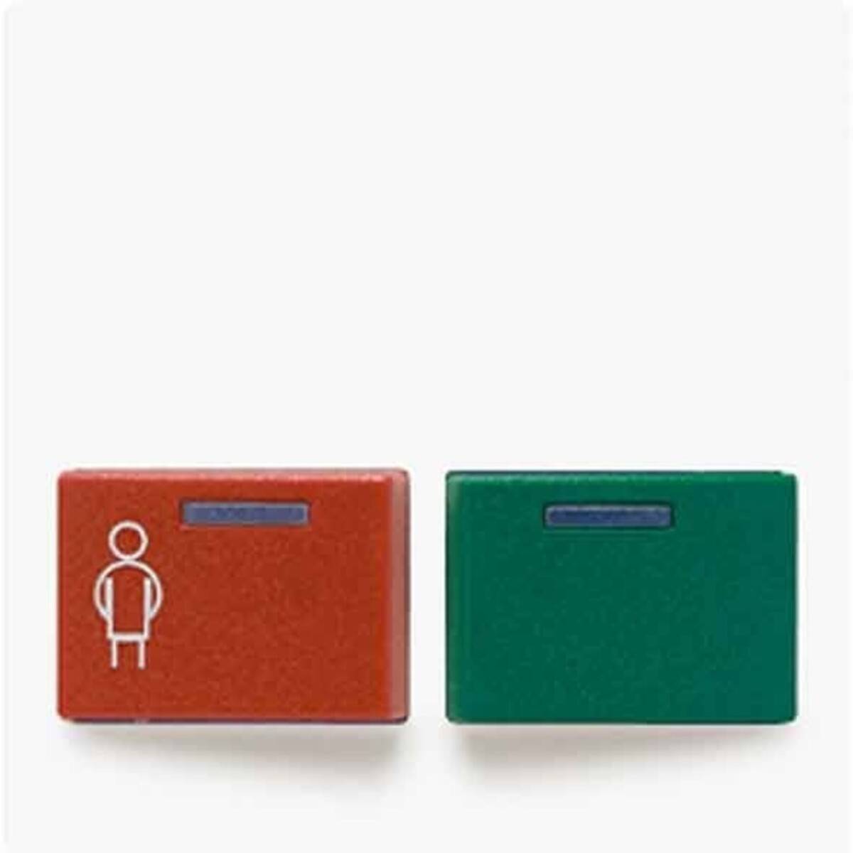 Ein roter Druckknopf mit einem Strichmännchen-Symbol neben einem grünen Druckknopf auf neutralem Hintergrund, der Stop- oder Start-Aktionen anzeigt.