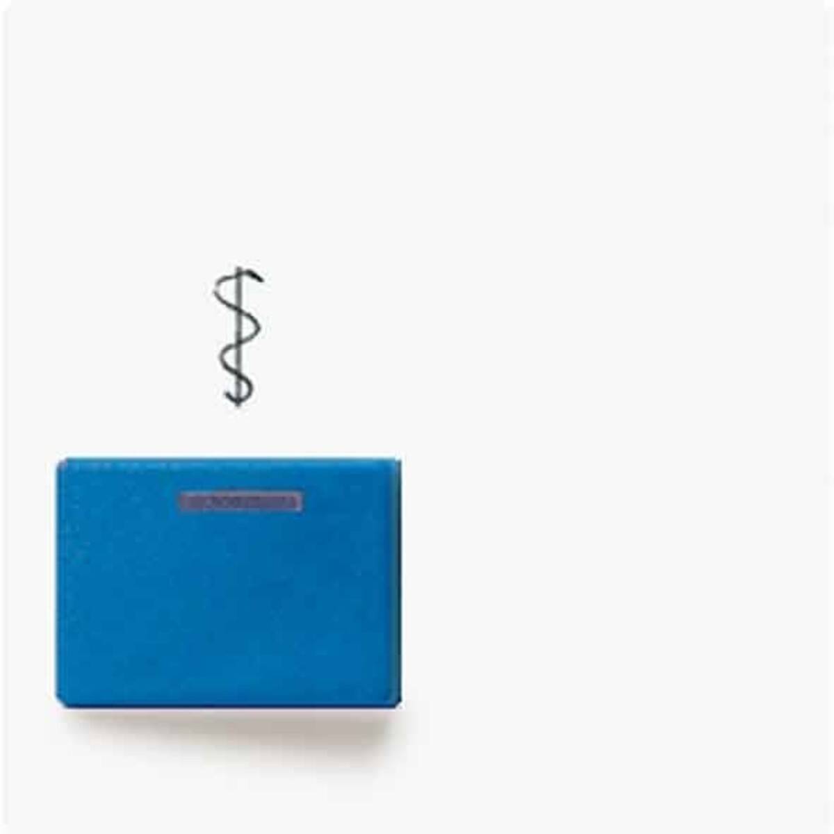 Eine blaue geschlossene Brieftasche unter einem schwebenden Dollarzeichen-Symbol auf weißem Hintergrund, was ein finanzielles oder kostenrelevantes Konzept andeutet.