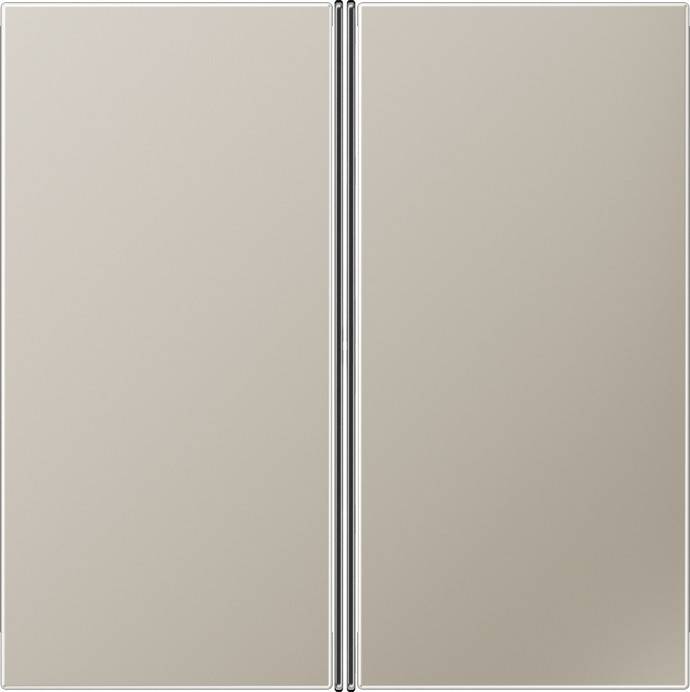 Zwei beige Kleiderschranktüren mit einfachen vertikalen Griffen, die das Licht reflektieren und einen klaren, minimalistischen Eindruck vermitteln.
