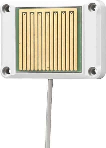 Ein Feuchtigkeitssensor mit Gittermuster ist auf einem weißen Plastikgehäuse mit einem Anschlusskabel am unteren Ende montiert.