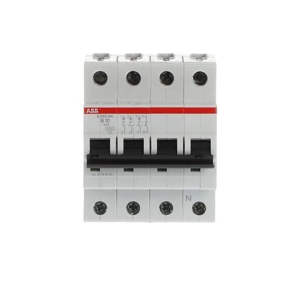 Ein Vier-Pol-Leistungsschalter mit beschrifteten Schaltern, der typischerweise in elektrischen Verteilerkästen verwendet wird, um Stromkreise zu schützen, indem er den Stromfluss unterbricht.