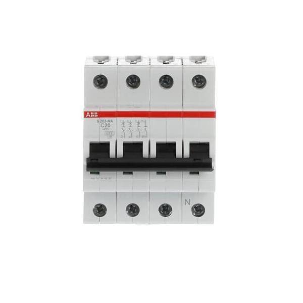 Ein weißer Vier-Pol-Leitungsschutzschalter mit der Bezeichnung 'ABB S203N C20', mit einem schwarzen Schalter und einer roten Linie nahe der Oberseite, verwendet für elektrische Sicherheit.