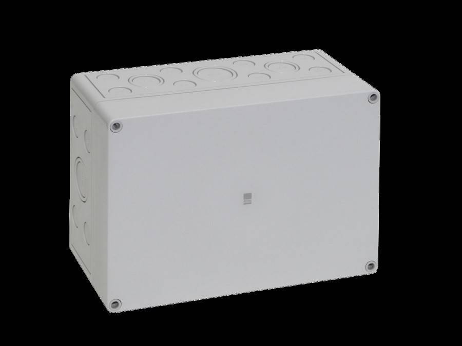 Eine rechteckige, hellgraue elektrische Verteilerdose mit mehreren Ausbrechöffnungen auf der Oberseite und den Seiten für Leitungsanschlüsse, vor einem einfarbigen Hintergrund.