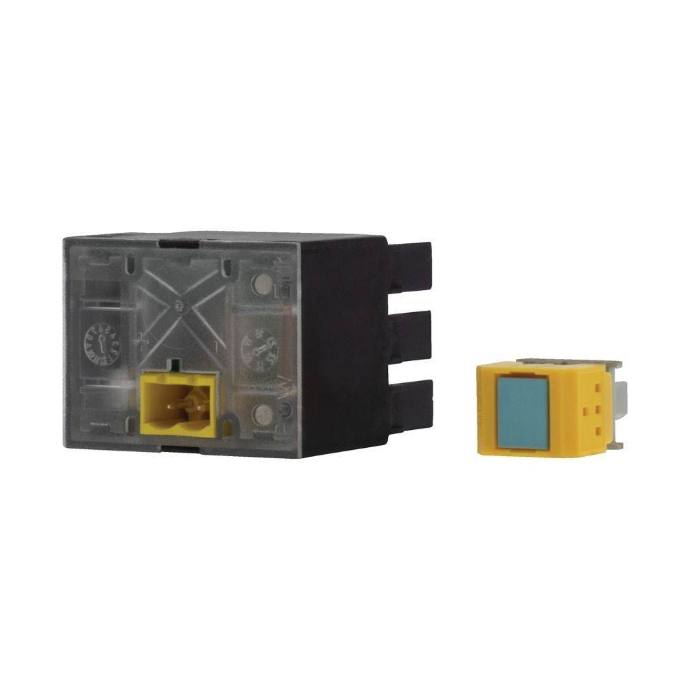 Eine schwarze und transparente elektronische Komponente mit einem gelben Anschluss befindet sich neben einem kleinen gelben und blauen Schaltmodul.