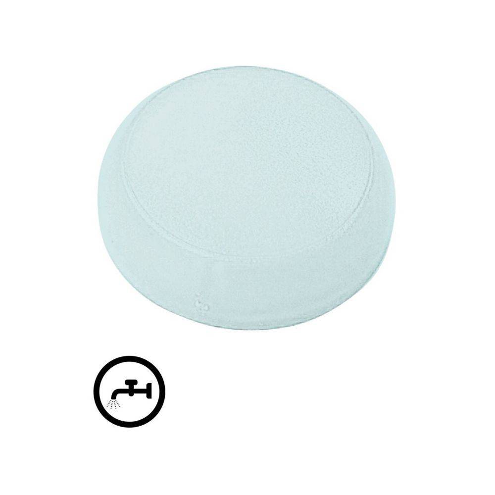 Ein rundes, hellblaues festes Shampoo-Seifenstück über einem Wasserhahn-Symbol mit Wassertropfen, was auf wasserbezogene Verwendung hinweist.