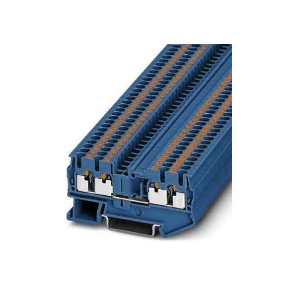 Ein blauer, mehrschichtiger Elektroklemmenblock mit mehreren Anschlusspunkten, der zum Organisieren und Verteilen von elektrischen Leitungen verwendet wird.