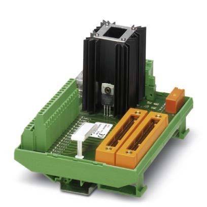 Eine grüne elektronische Leiterplatte mit schwarzem Kühlkörper und orangefarbenen Anschlüssen, die für industrielle Signalumwandlungsaufgaben verwendet wird.